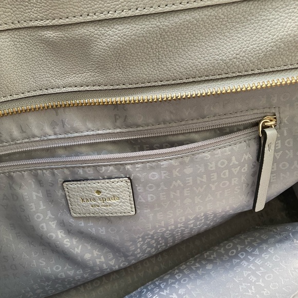 Grey Kate Spade bag with white stitching and zipper top - Picture 6 of 7